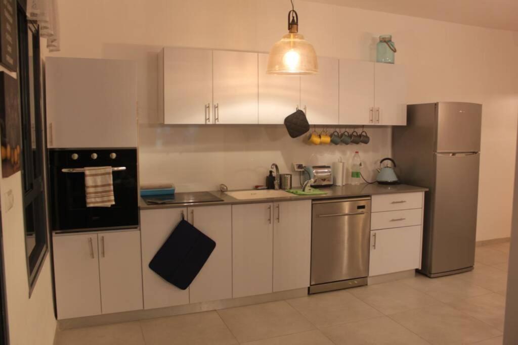 נוף הארבל עם חלון לכינרת Apartment มิกดาล ภายนอก รูปภาพ