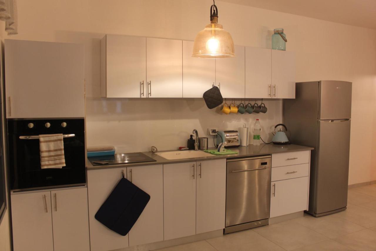 נוף הארבל עם חלון לכינרת Apartment มิกดาล ภายนอก รูปภาพ
