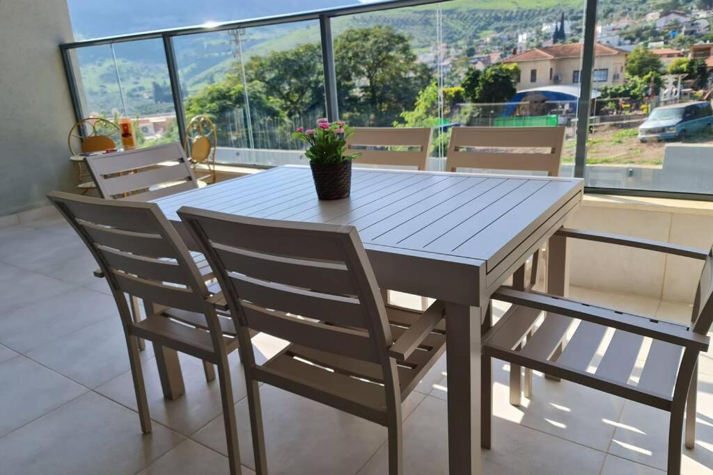 נוף הארבל עם חלון לכינרת Apartment มิกดาล ภายนอก รูปภาพ